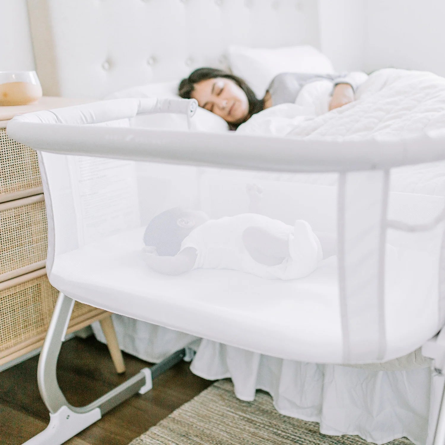 Dreamer Bassinet and Bedside Sleeper in Driftwood Gray for Infants Aged 0-5 Months (Unisex)