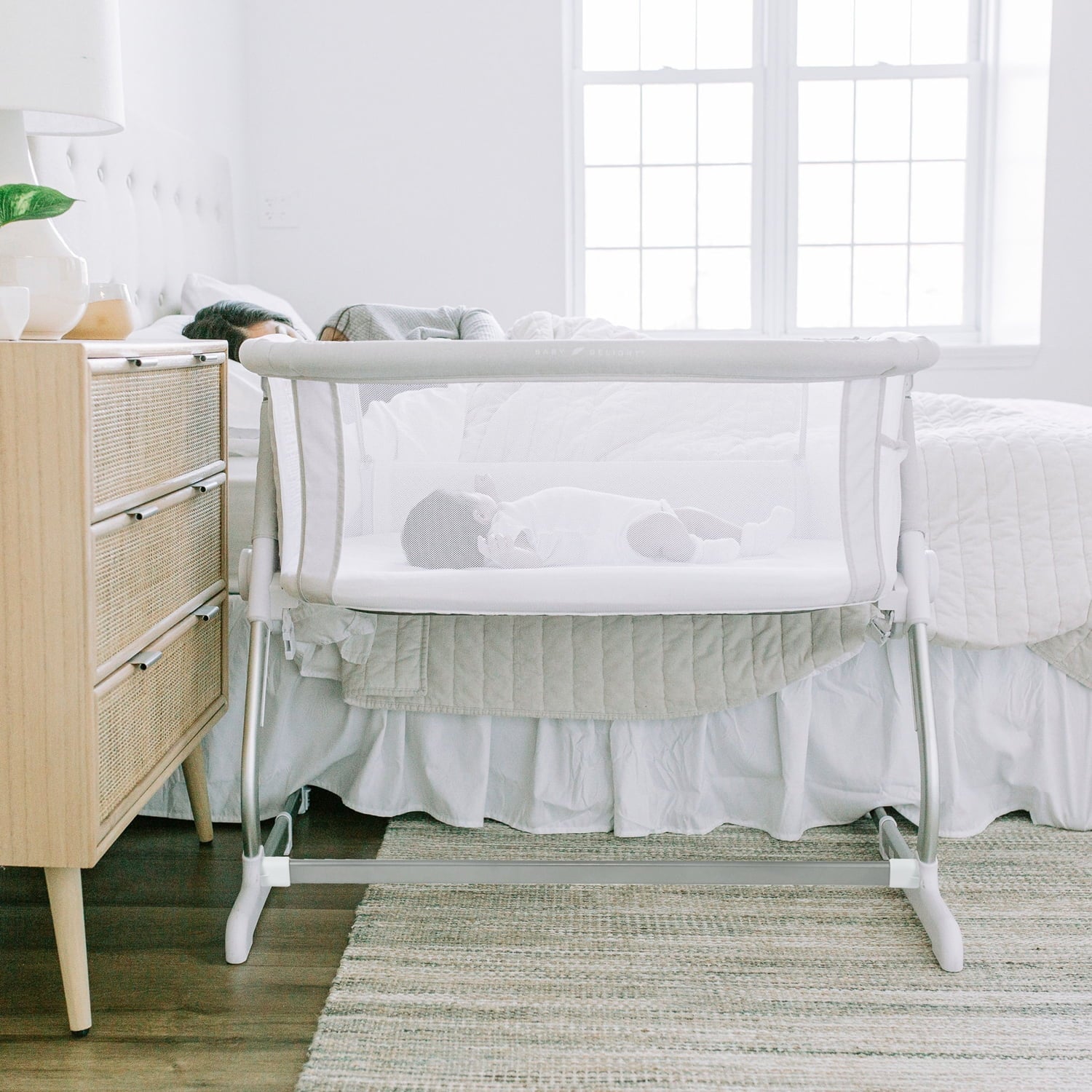 Dreamer Bassinet and Bedside Sleeper in Driftwood Gray for Infants Aged 0-5 Months (Unisex)