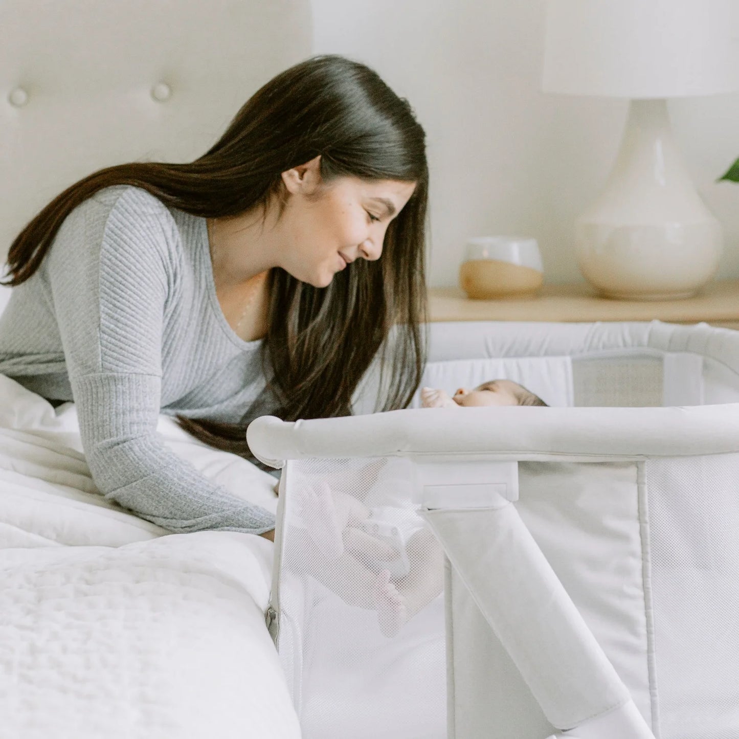 Dreamer Bassinet and Bedside Sleeper in Driftwood Gray for Infants Aged 0-5 Months (Unisex)